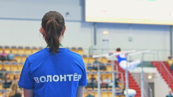 Kazan, Rusko - 18 dubna 2018: All-ruské gymnastiky mistrovství - mužské sportovní gymnastka na bradlech před dobrovolník — Stock video