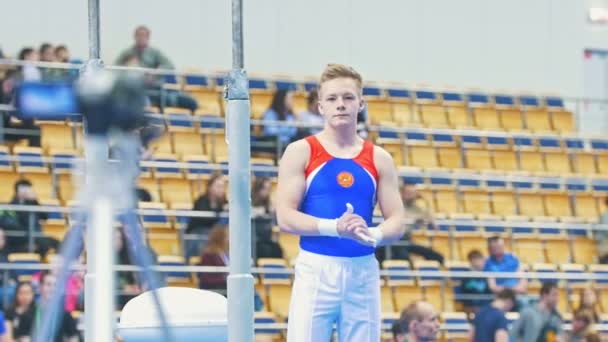 Kazan, Rusko - 18 dubna 2018: All-ruské gymnastiky mistrovství - svalnatý muž gymnastka se chystá na mistrovství — Stock video