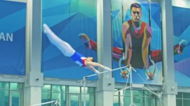 Kazan, Rusya - 18 Nisan 2018: Tüm Rus Jimnastik Şampiyonası - genç atlet çubuğunda döne döne