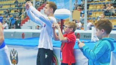 Kazan, Rusya - 18 Nisan 2018: Tüm Rus Jimnastik Şampiyonası - çocuk fanlar telefon jimnastikçiler üzerinde ateş