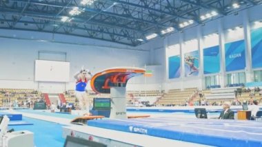 Kazan, Rusya - 18 Nisan 2018: Tüm Rus Jimnastik Şampiyonası - kaslı erkek jimnastikçi Stadı nda bir kasa gerçekleştirme