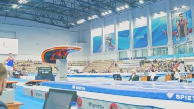 Kazan, Rusya - 18 Nisan 2018: Tüm Rus Jimnastik Şampiyonası - genç atletik bir kasa gerçekleştirme adam