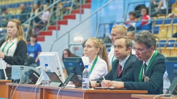 Kazan, Rusko - 18 dubna 2018: All-ruské gymnastiky mistrovství - složení soudců — Stock video