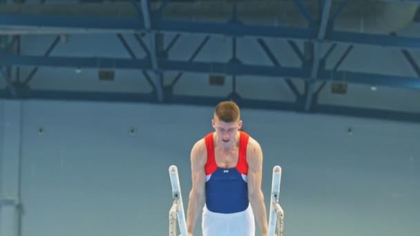 KAZAN, RUSIA - 18 DE ABRIL DE 2018: Campeonato de Gimnasia de toda Rusia - Joven gimnasta actuando en un bar desigual — Vídeo de stock