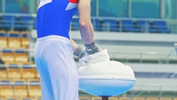 Kazan, Ryssland - 18 April 2018: All-ryska gymnastik championship-händerna på gymnast klappar vit krita pulver — Stockvideo