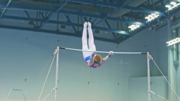 КАЗАН, РОССИЯ - 18 апреля 2018 года: Всероссийский чемпионат по гимнастике - Юноша перепрыгивает через планку — стоковое видео