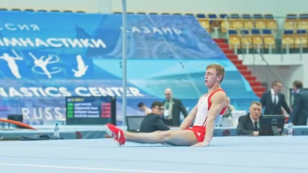 Kazan, Rusya - 18 Nisan 2018: Tüm Rus Jimnastik Şampiyonası - genç erkek jimnastikçi sahada gerçekleştirir — Stok video