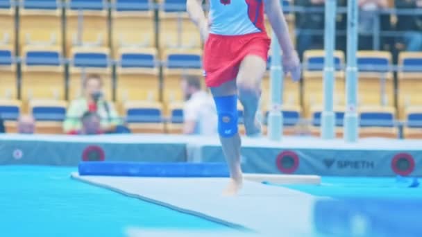 KAZAN, RUSIA - 18 DE ABRIL DE 2018: Campeonato de Gimnasia de toda Rusia - Piernas de atleta masculino corriendo en un estadio — Vídeos de Stock