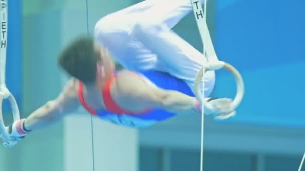 Kazan, Ryssland - 18 April 2018: All-ryska gymnastik championship - unga atletisk gymnast som utför övningen på ringarna — Stockvideo