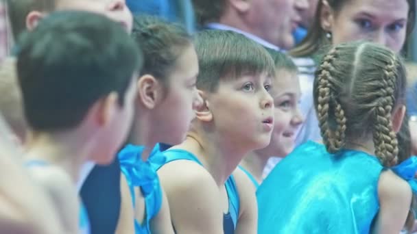 KAZAN, RUSIA - 18 DE ABRIL DE 2018: Campeonato de Gimnasia de toda Rusia - Grupo de niños en la competición — Vídeos de Stock