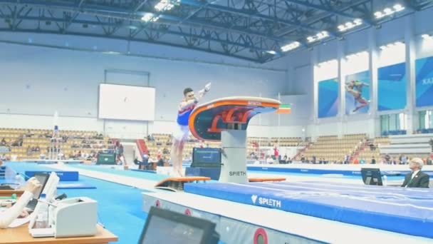 Kazan, Rusya - 18 Nisan 2018: Tüm Rus Jimnastik Şampiyonası - genç erkek atlet Stadı nda bir sıçrama gerçekleştirmek — Stok video