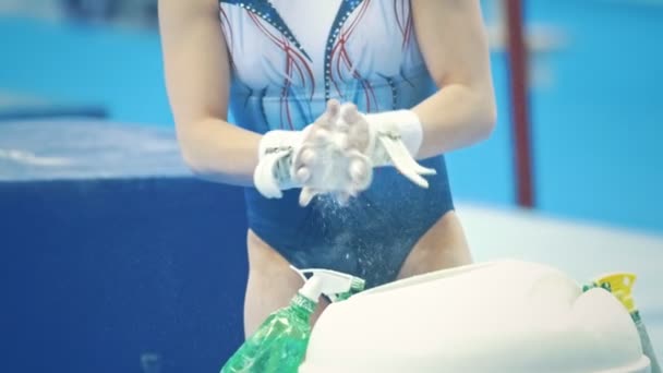 Mains de gymnaste athlétique pendant les battements de poudre de craie blanche au championnat — Video