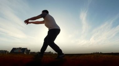 Yavaş hareket akrobasi - takla açık gerçekleştiren genç