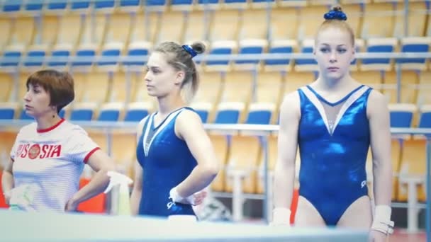 Kazan, Rusko - 18 dubna 2018: All-ruské gymnastiky mistrovství - cvičenci sportovec dívky na stadionu na mistrovství — Stock video