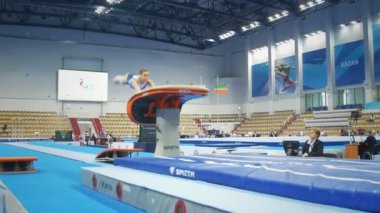 Kazan, Rusya - 18 Nisan 2018: Tüm Rus Jimnastik Şampiyonası - Stadı'nda yarışan genç kadın jimnastikçi