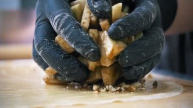 Elma strudel - hazırlanması meyveler şeker ve kuru üzüm ile