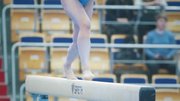 КАЗАН, РОССИЯ - 18 апреля 2018 года: Всероссийский чемпионат по гимнастике - выступление гимнастки на стадионе — стоковое видео