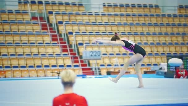 KAZAN, RUSSIE - 18 AVRIL 2018 : Championnat de Russie de gymnastique - athlète féminine gymnaste effectue des tours d'acrobatie au championnat — Video