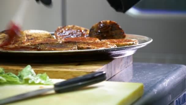 Handen van chef op commerciële keuken serveert gebakken brood — Stockvideo