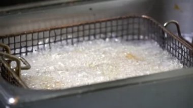 Restoranda, ticari mutfak üzerine kaynar ağır çekim