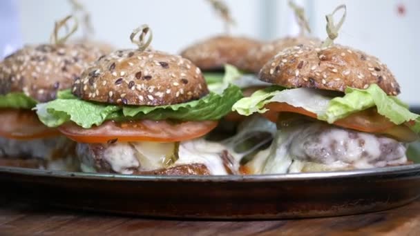 Свежие гамбургеры на тарелке - коммерческая кухня — стоковое видео