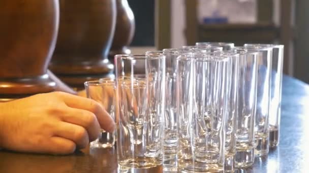 Různé brýle na baru v restauraci — Stock video