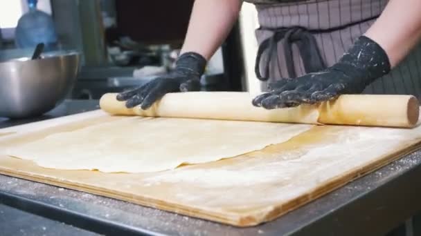 Mujer panadero prepara la masa para pastel de manzana en la cocina comercial — Vídeos de Stock