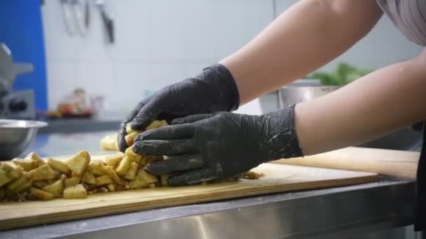 Cook woman prepares fresh fruits for apple strudel on dough — Stock Video