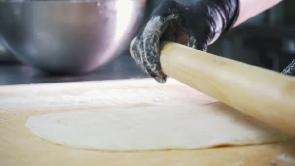 Пекарь готовит тесто для яблочного пирога на коммерческой кухне — стоковое видео