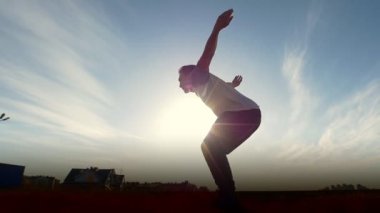 Yavaş hareket akrobasi - takla açık gerçekleştiren genç