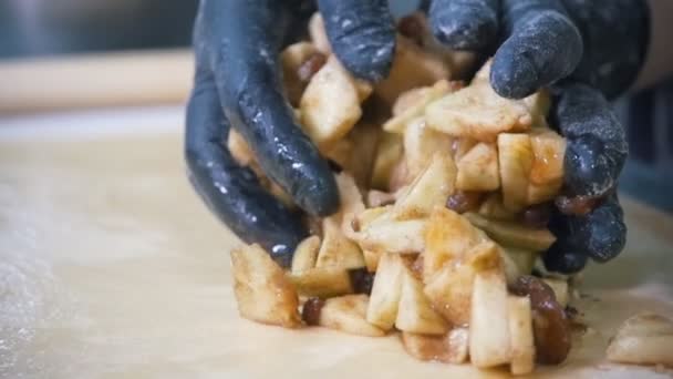 Пекарня - свежие фрукты для яблочного штруделя - продукты для пекарни на тесте — стоковое видео