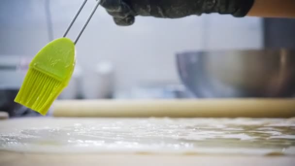 Hacer strudel de manzana - masa cruda para pastel untado con aceite, cámara lenta — Vídeos de Stock