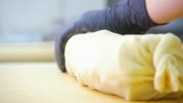 Cocinar en la cocina - panadero prepara la masa para el pastel de manzana en la cocina comercial — Vídeos de Stock