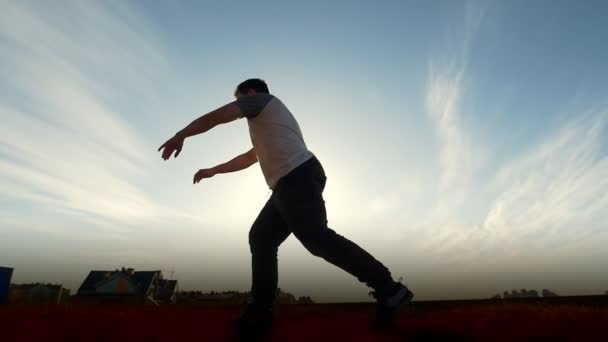 Parkour tricker jumper yapar şaşırtıcı döndürür, siluet — Stok video