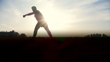 Dostum şaşırtıcı tricker jumper gerçekleştirir Parkour çevirir, siluet