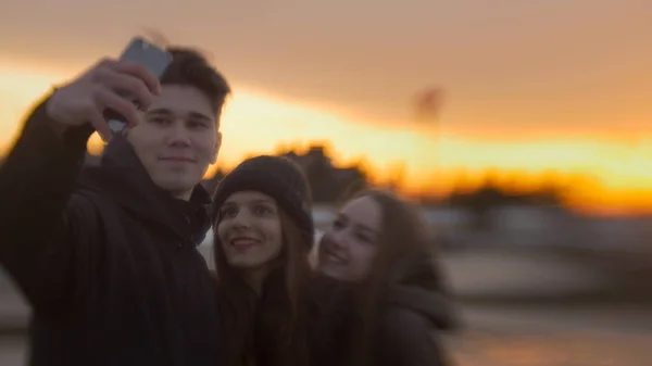 Tre amici che fanno selfie per una passeggiata al tramonto — Foto Stock