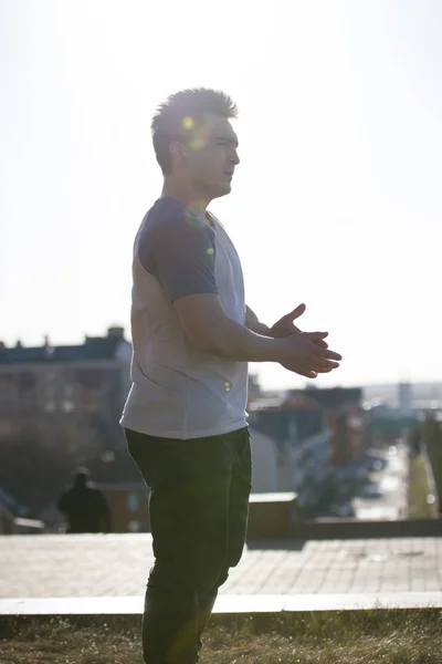 Portret van de jonge man voor de skyline van de stad — Stockfoto