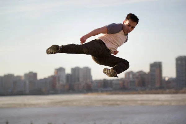 Молодий чоловічий ударник виконує акробатичний удар перед горизонтом — стокове фото