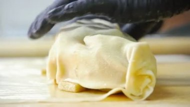 Yemek elma pasta ticari mutfak mutfak - baker hamur hazırlar