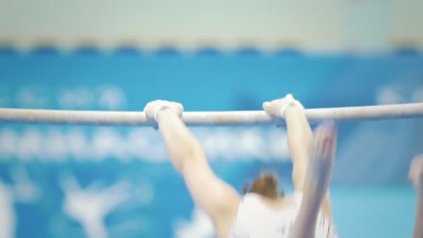 Jonge vrouw gymnasten concurreren op de balk op het kampioenschap — Stockvideo