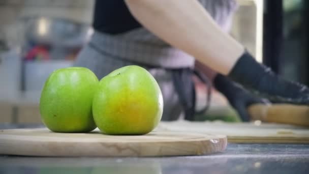 Mujer prepara masa para pastel de manzana en cocina comercial — Vídeos de Stock