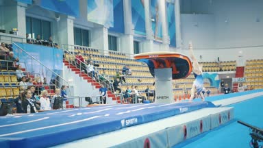 Kazan, Rusya - 19 Nisan 2018: Tüm Rus Jimnastik Şampiyonası-atletik Erkek jimnastikçi bir kasa gerçekleştirme