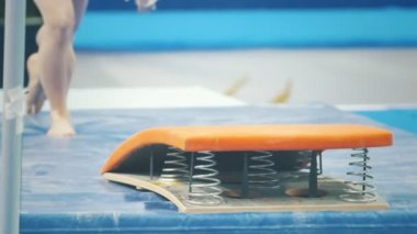 Kazan, Rusya - 19 Nisan 2018: Tüm Rus Jimnastik Şampiyonası-bacaklar kadın jimnastikçi bir kasa gerçekleştirme