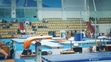 Kazan, Rusya - 19 Nisan 2018: Tüm Rus Jimnastik Şampiyonası-esnek genç kadın bir kasada döne döne