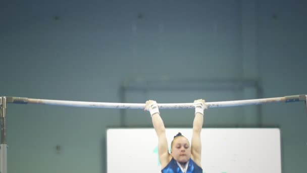 Kazan, Ryssland - 19 April 2018: All-ryska gymnastik championship-ung kvinna gymnasten utför på barer — Stockvideo