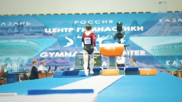 Kazan, Rusko - 19. dubna 2018: All-ruské v gymnastice-mladá žena gymnastka přiběhne ke skoku — Stock video