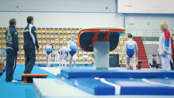 KAZAN, RÚSSIA - 19 de abril de 2018: Campeonato Russo de Ginástica - Jovem ginasta feminina executando um cofre — Vídeo de Stock