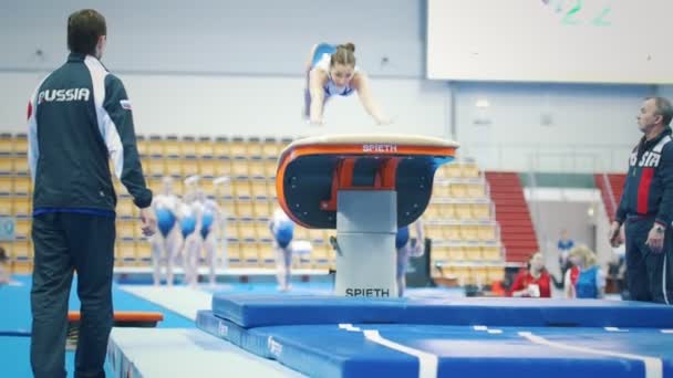 КАЗАН, РОССИЯ - 19 апреля 2018 года: Всероссийский чемпионат по гимнастике - юная спортсменка, выступающая в прыжке — стоковое видео