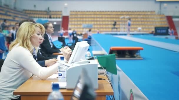 KAZAN, RUSIA - 19 DE ABRIL DE 2018: Campeonato de Gimnasia de toda Rusia - Los jueces ondearon la bandera — Vídeos de Stock