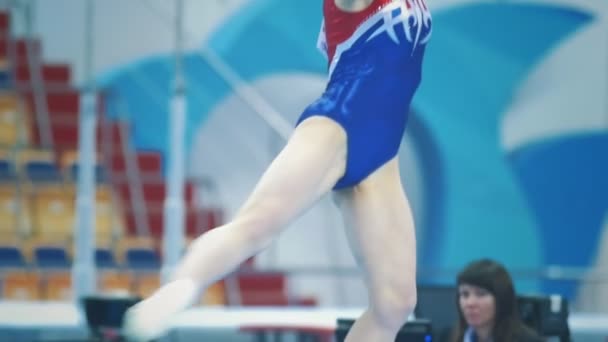 KAZAN, RUSIA - 19 DE ABRIL DE 2018: Campeonato de Gimnasia de toda Rusia - Gimnasta joven actuando en la cancha — Vídeos de Stock